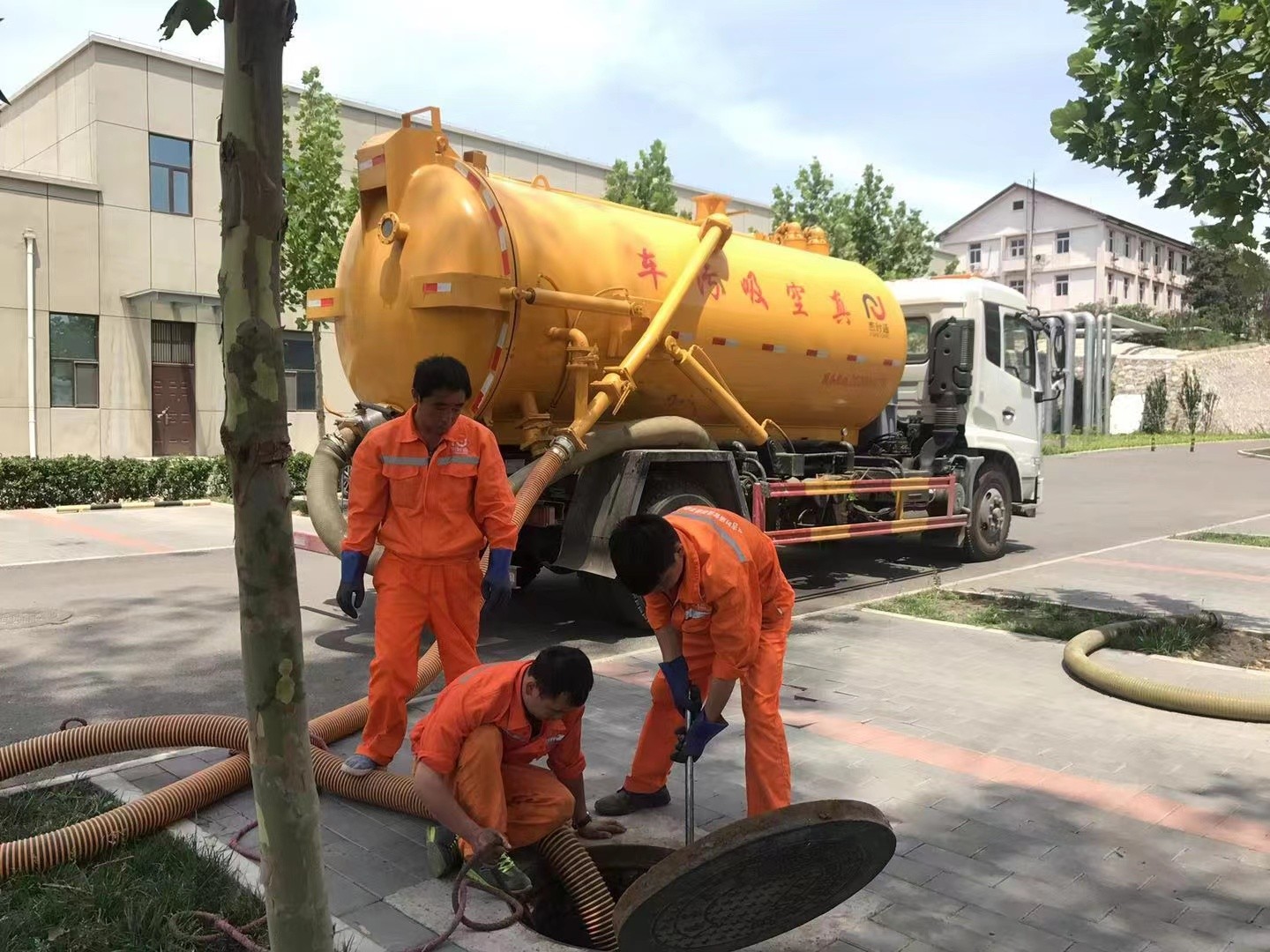 松滋管道疏通车停在窨井附近