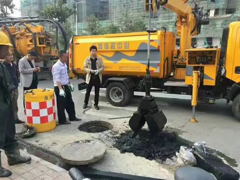 松滋街道：网格员化身“清道夫”，为民解忧疏通“堵心”化粪池