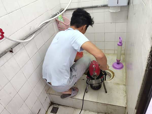 松滋肥皂掉到马桶里把马桶堵住了怎么办？马桶堵住了怎么办