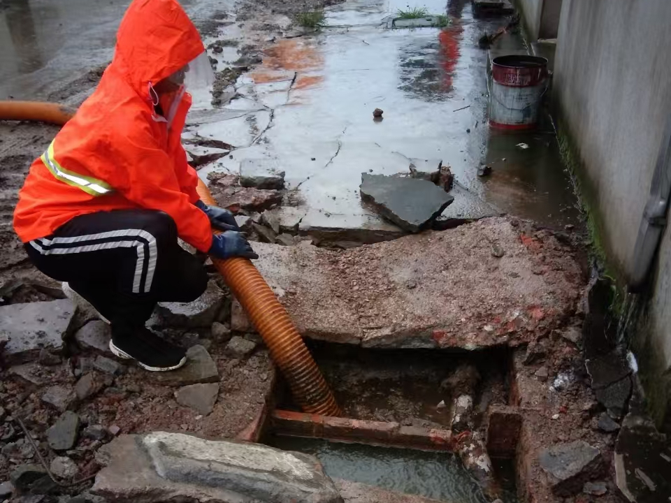 松滋专业清理污水池 炜誉市政以规范流程守护城市 “肠道”