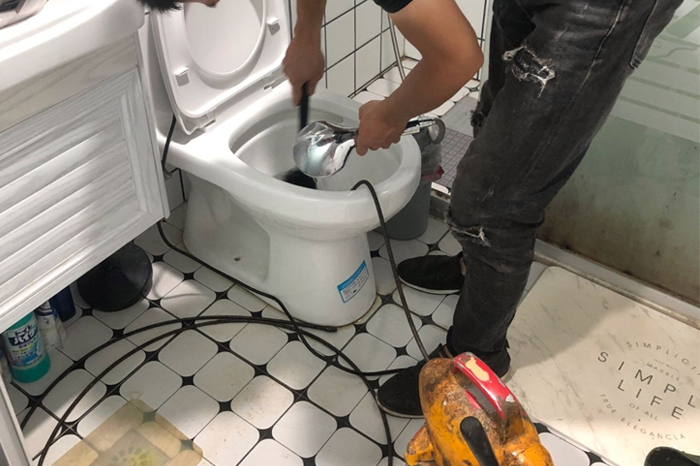 松滋马桶堵塞自己疏通还是找师傅?专业上门服务让你省时更省心